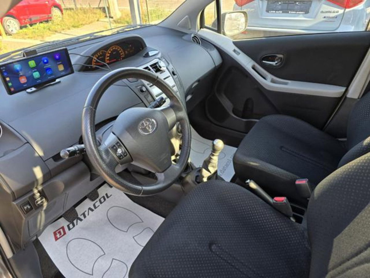 Toyota Yaris 1.3 5 porte Sol (7)