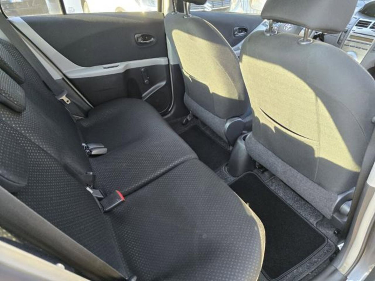 Toyota Yaris 1.3 5 porte Sol (9)