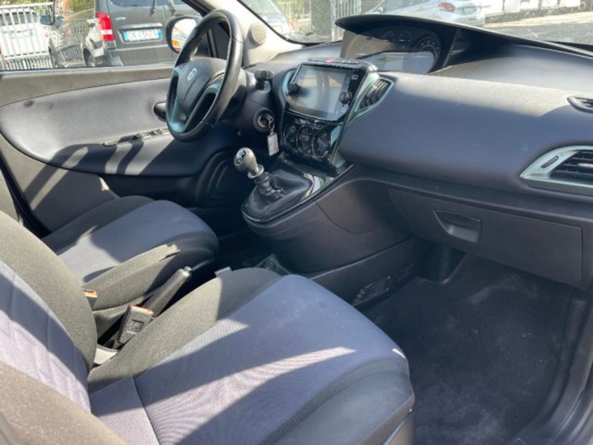 Lancia Ypsilon 1.0 FireFly 5 porte S&S Hybrid Gold Plus (6)