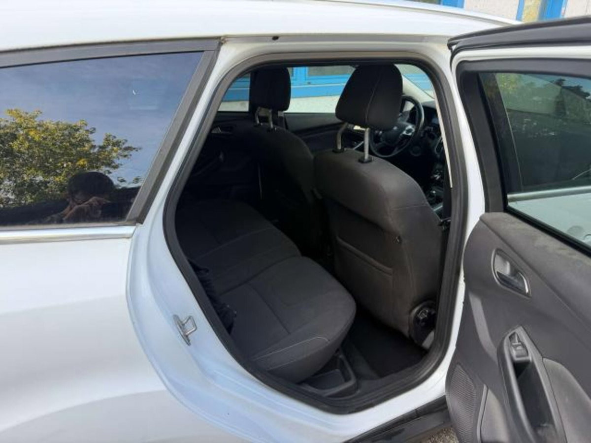 Ford Focus Station Wagon 1.6 TDCi 115 CV SW Titanium (10)