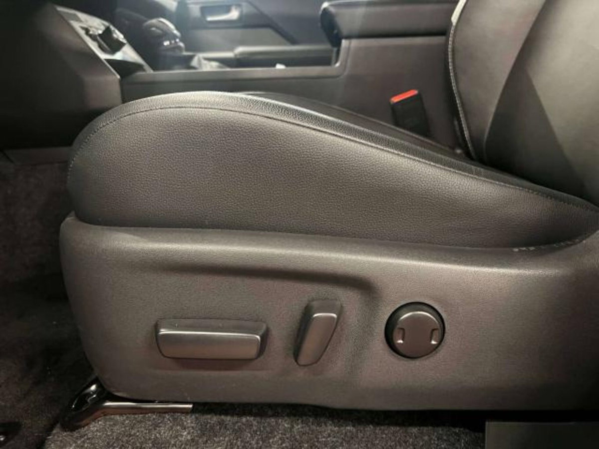Toyota Hilux 2.8 d-4d 48V double cab Invincible auto (11)