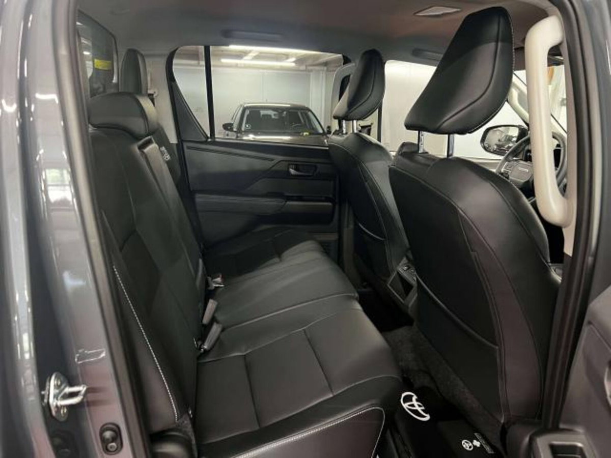 Toyota Hilux 2.8 d-4d 48V double cab Invincible auto (12)