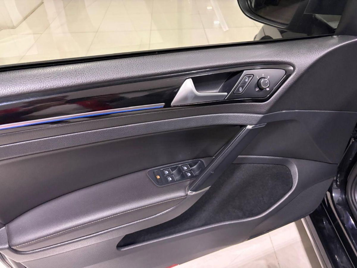 Volkswagen Golf R 2.0 5p. (9)