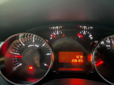 Peugeot 5008 1.6 HDi 115CV Business (12)