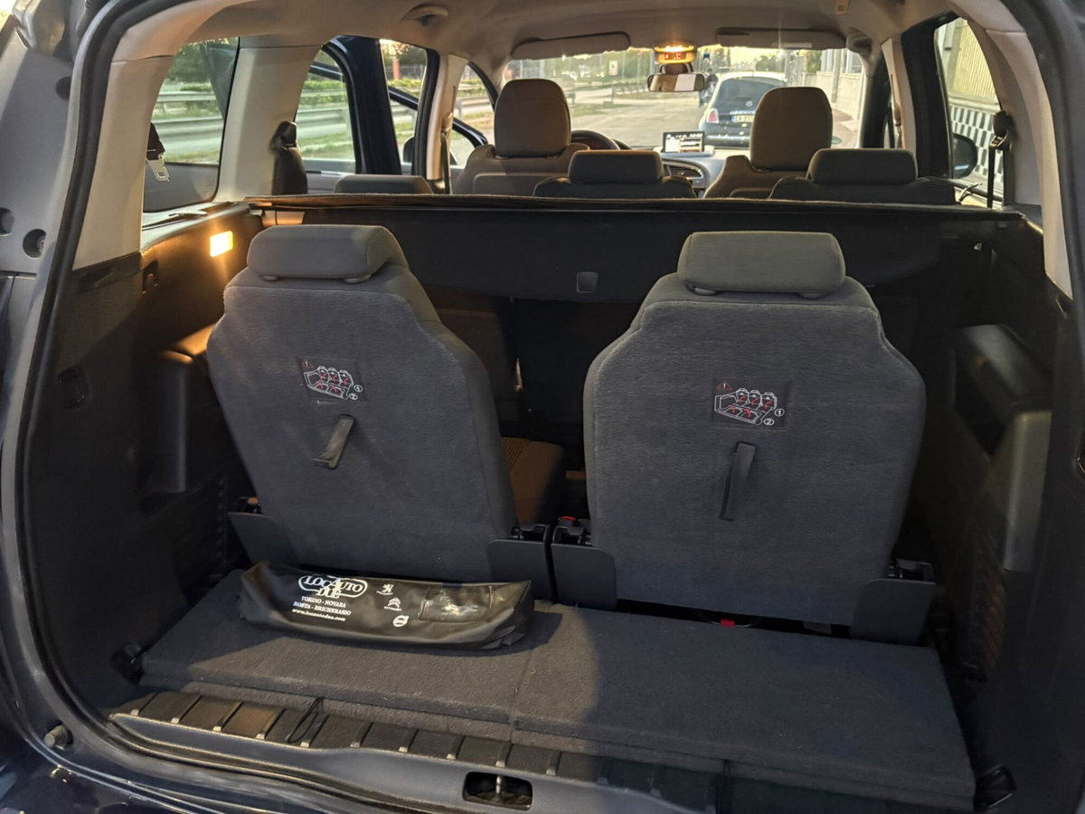 Peugeot 5008 1.6 HDi 115CV Business (15)