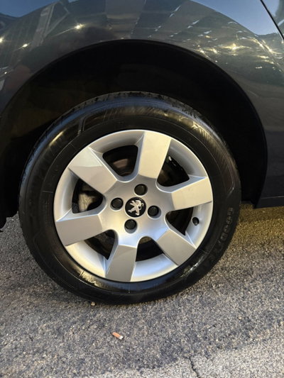 Peugeot 5008 1.6 HDi 115CV Business (17)