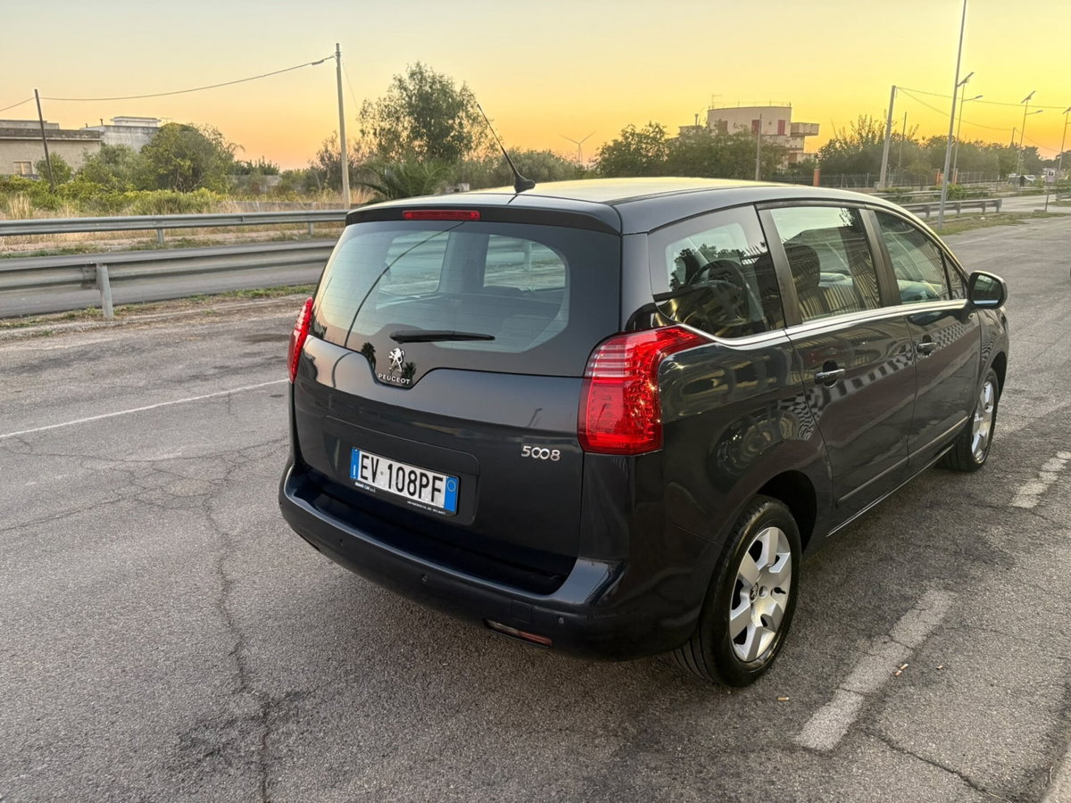 Peugeot 5008 1.6 HDi 115CV Business (5)