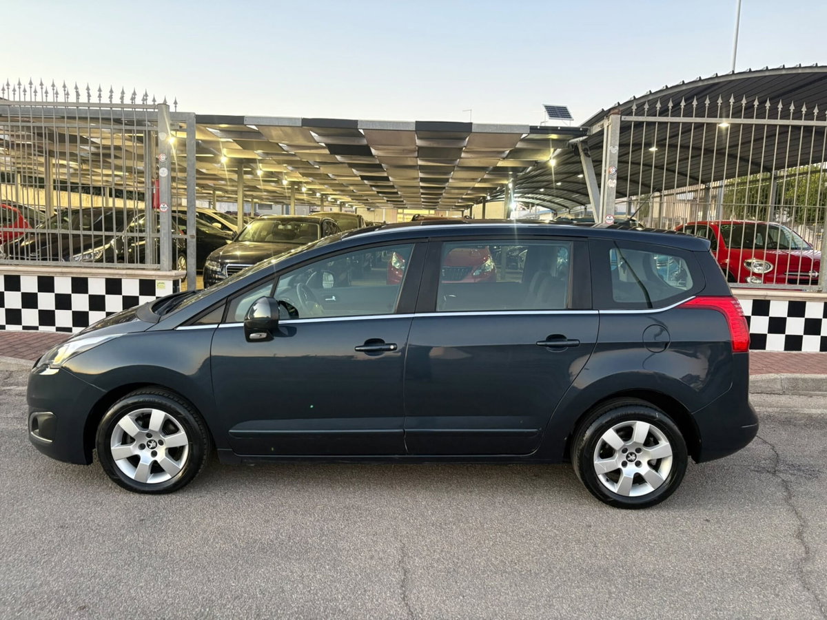 Peugeot 5008 1.6 HDi 115CV Business (8)