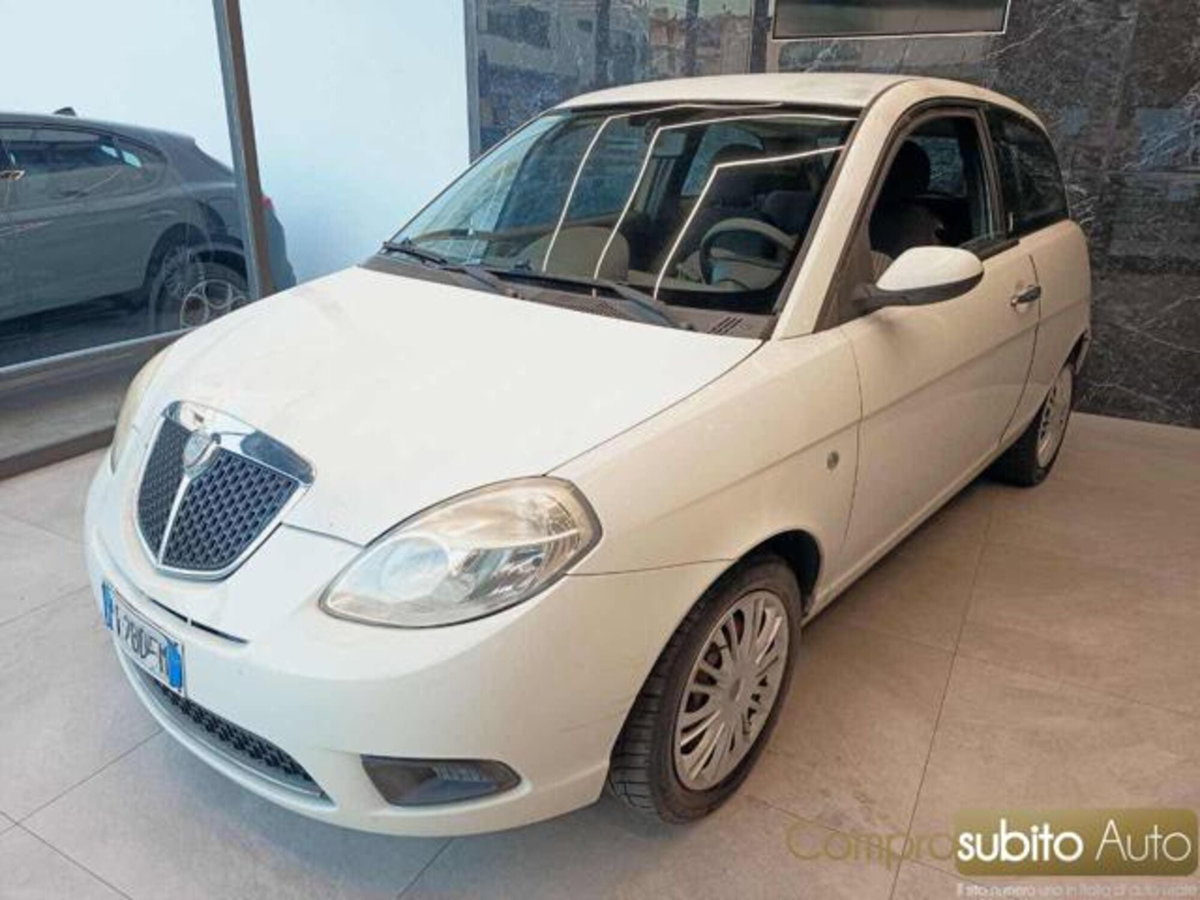 Lancia Ypsilon 1.2 Argento (2)