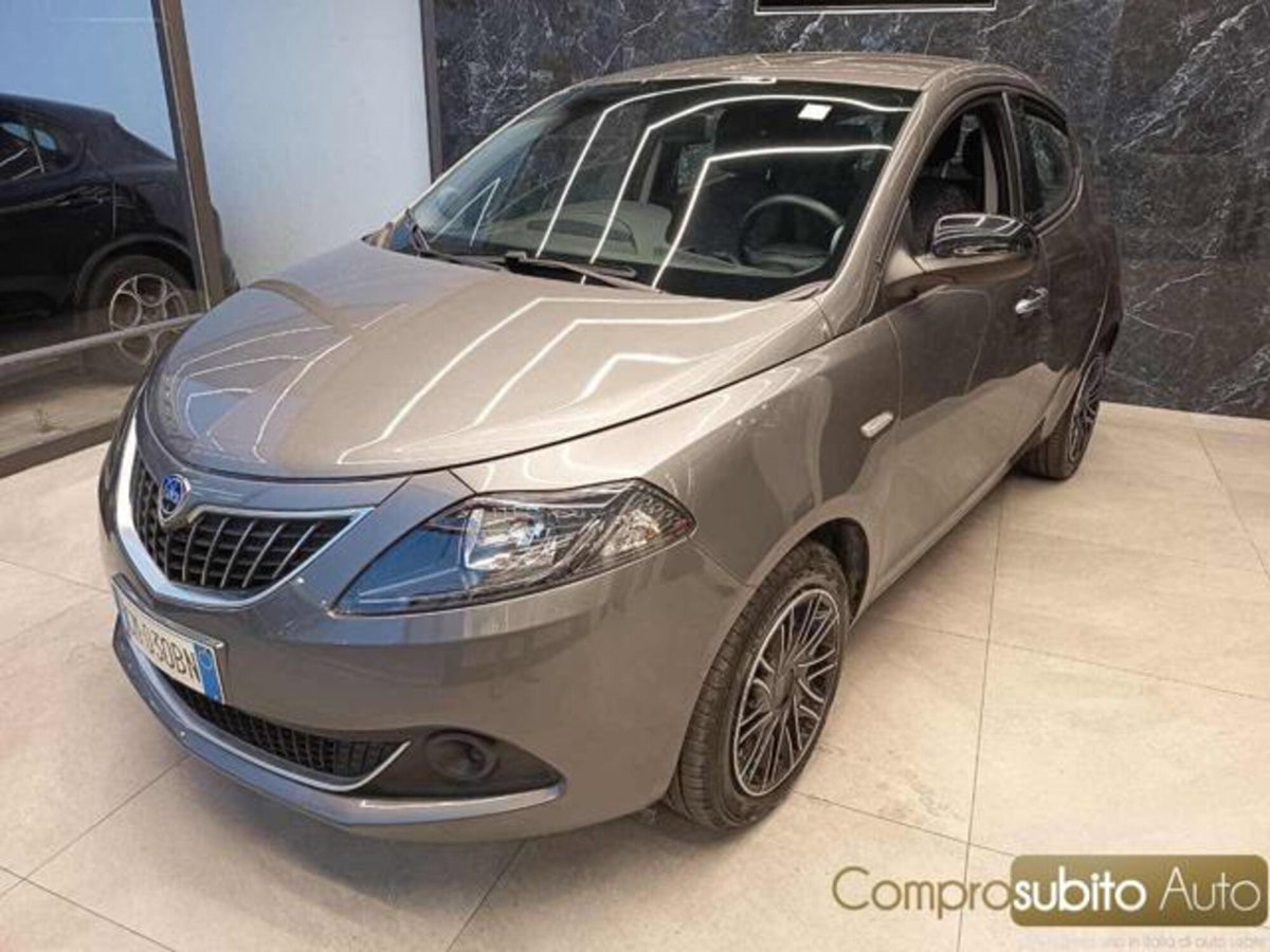 Lancia Ypsilon 1.0 FireFly 5 porte S&S Hybrid Ecochic Silver (2)