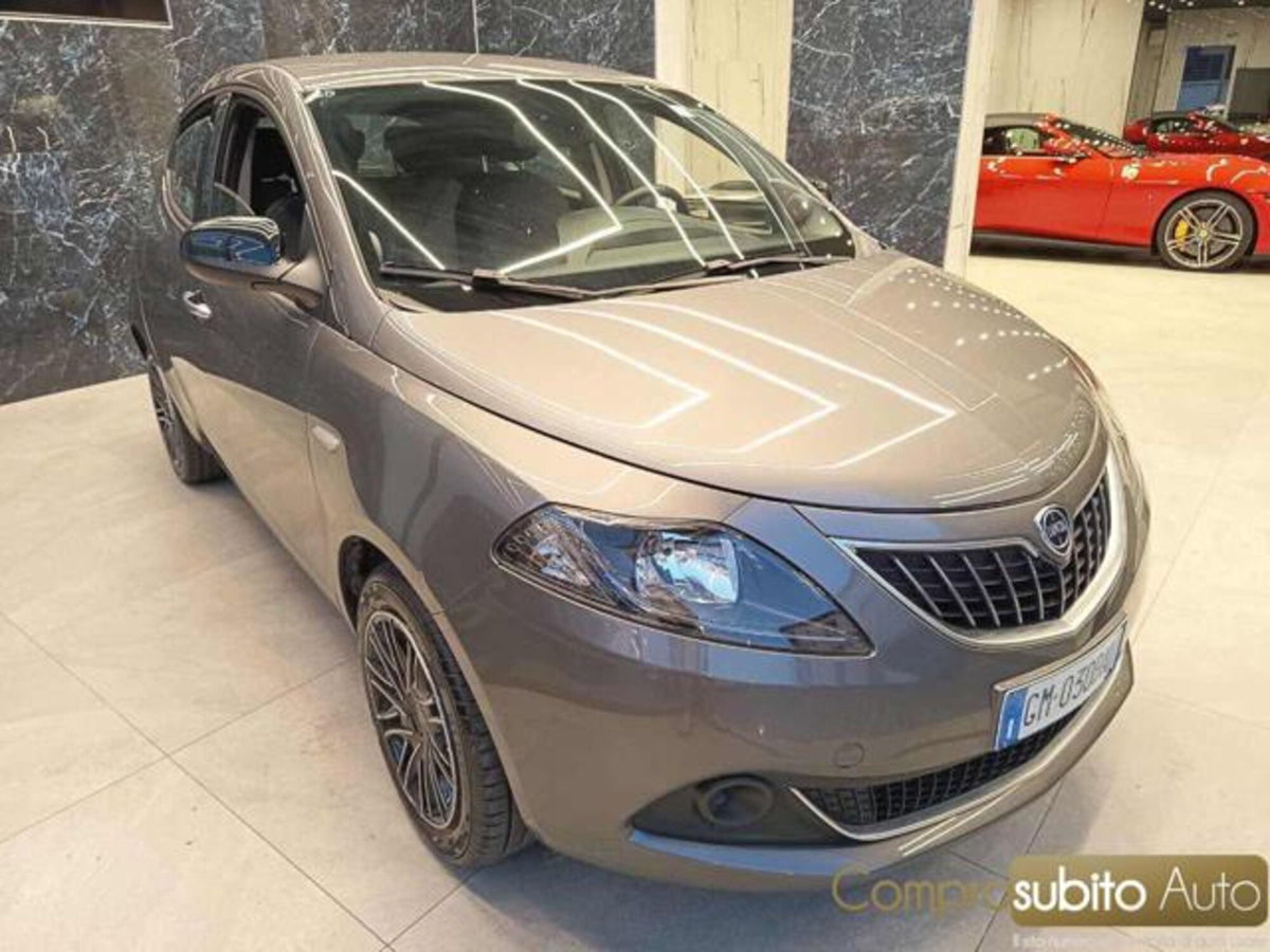 Lancia Ypsilon 1.0 FireFly 5 porte S&S Hybrid Ecochic Silver (3)