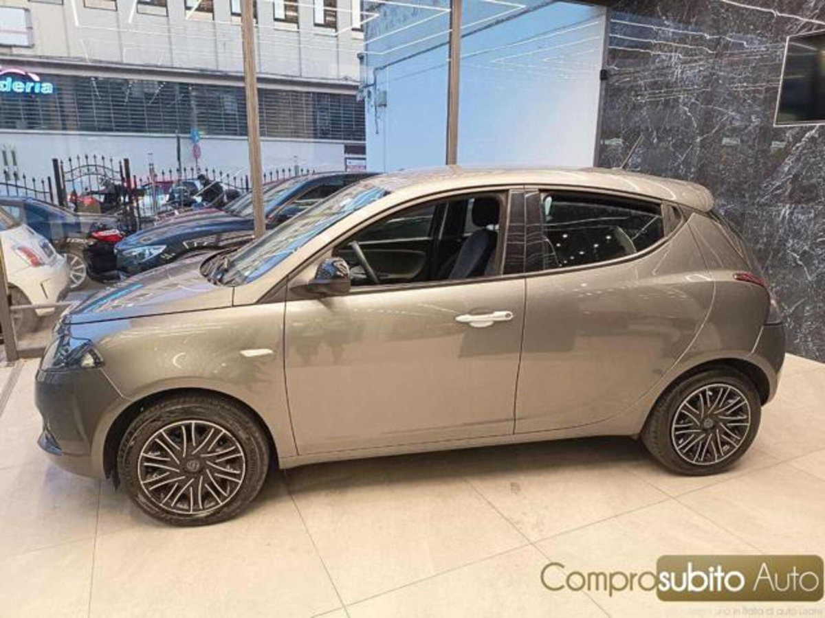 Lancia Ypsilon 1.0 FireFly 5 porte S&S Hybrid Ecochic Silver (4)