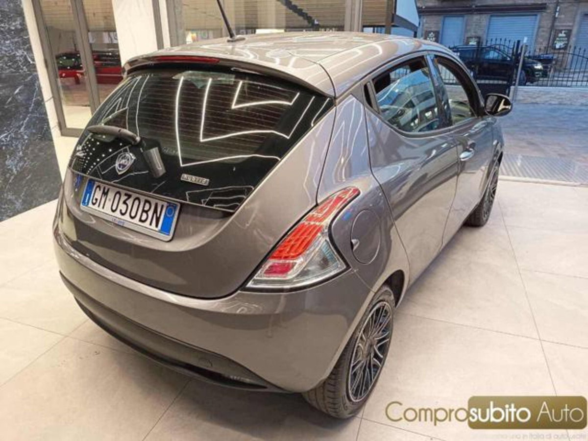 Lancia Ypsilon 1.0 FireFly 5 porte S&S Hybrid Ecochic Silver (8)