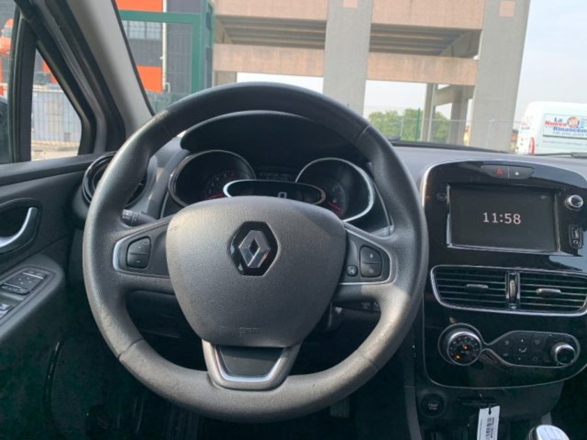 Renault Clio TCe 12V 90 CV 5 porte Moschino Zen (14)