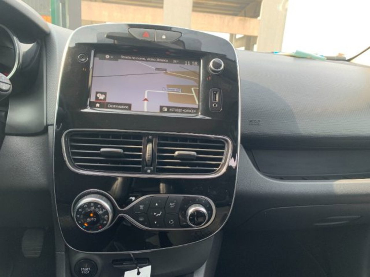 Renault Clio TCe 12V 90 CV 5 porte Moschino Zen (16)
