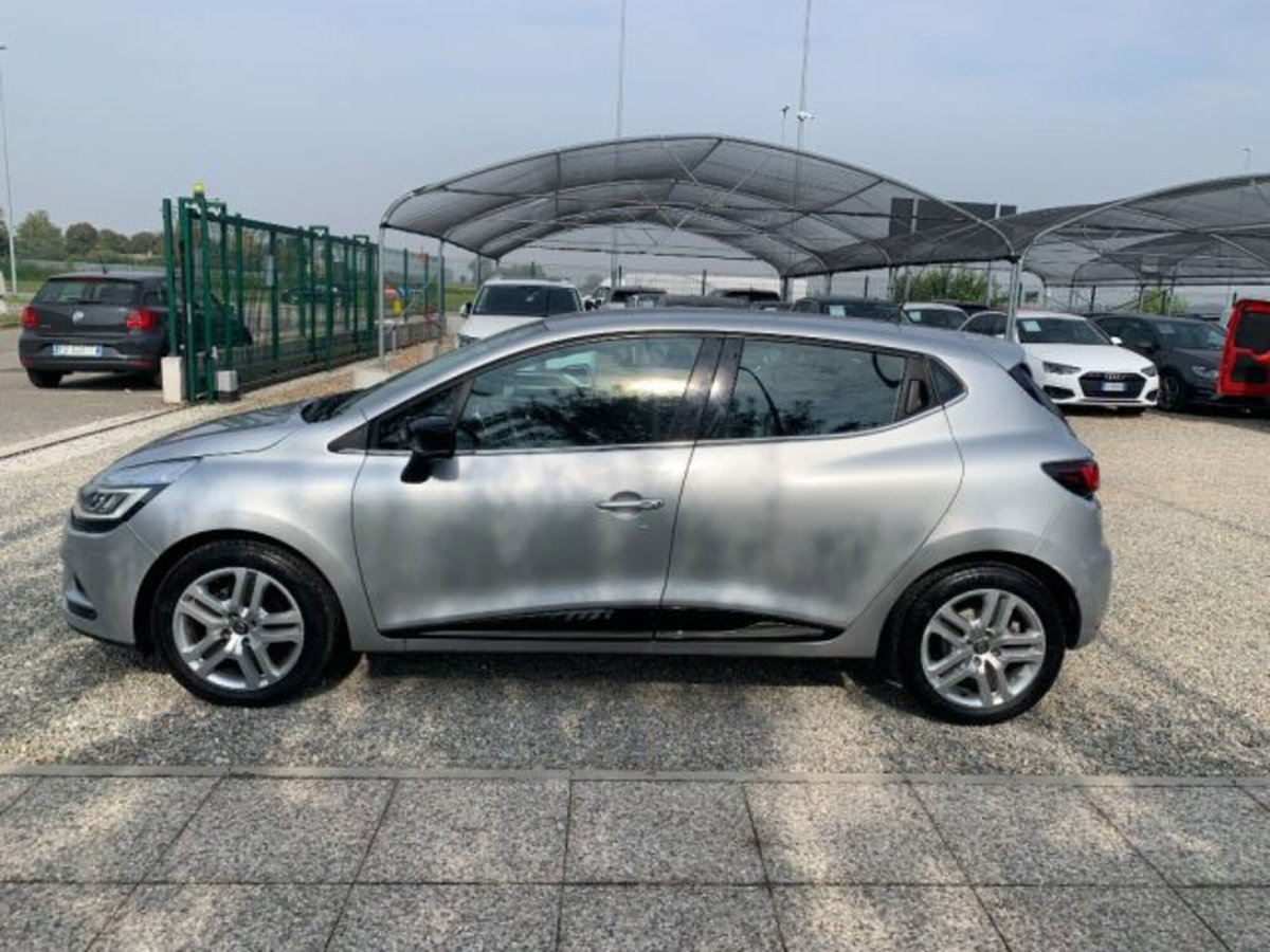 Renault Clio TCe 12V 90 CV 5 porte Moschino Zen (3)