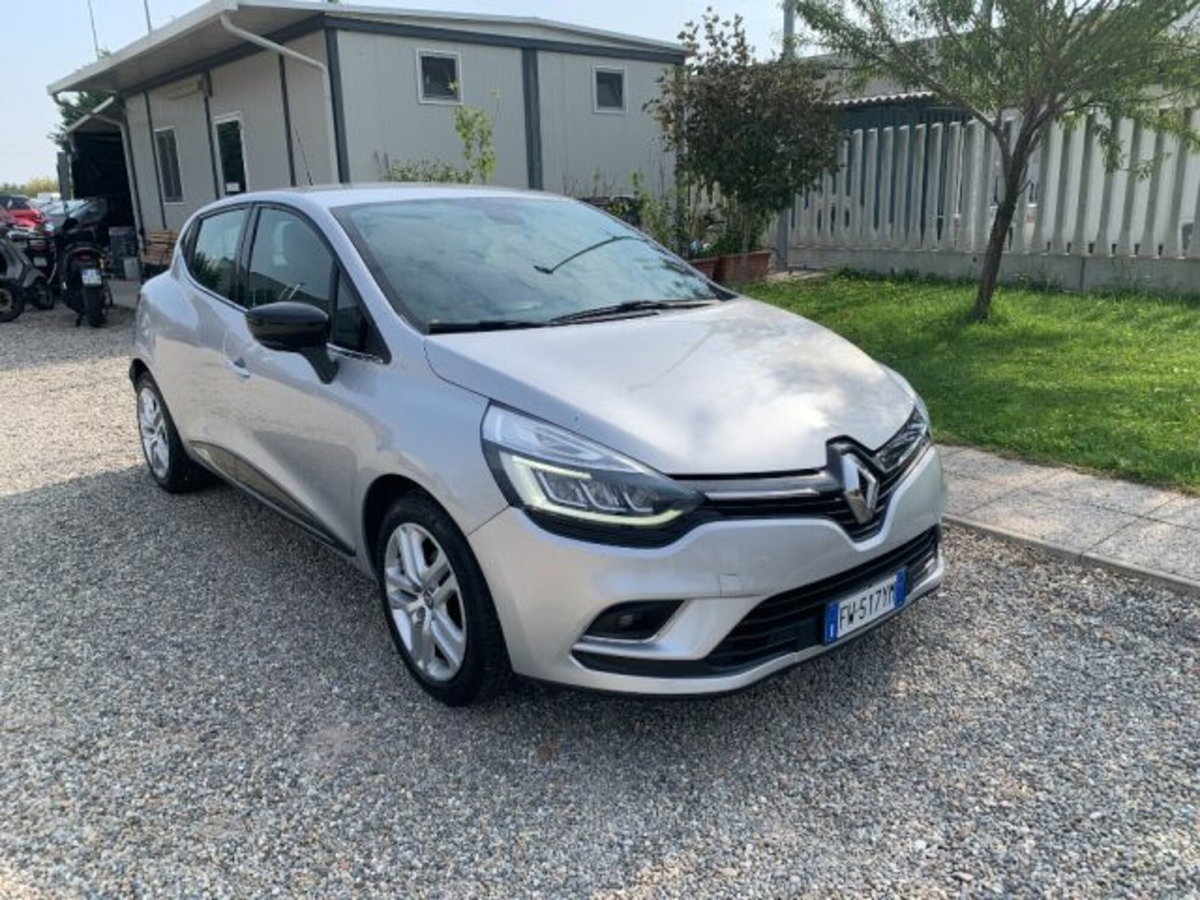 Renault Clio TCe 12V 90 CV 5 porte Moschino Zen (8)