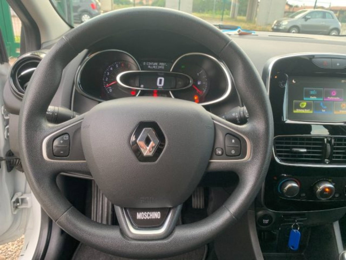Renault Clio TCe 12V 75 CV 5 porte Moschino Intens (13)