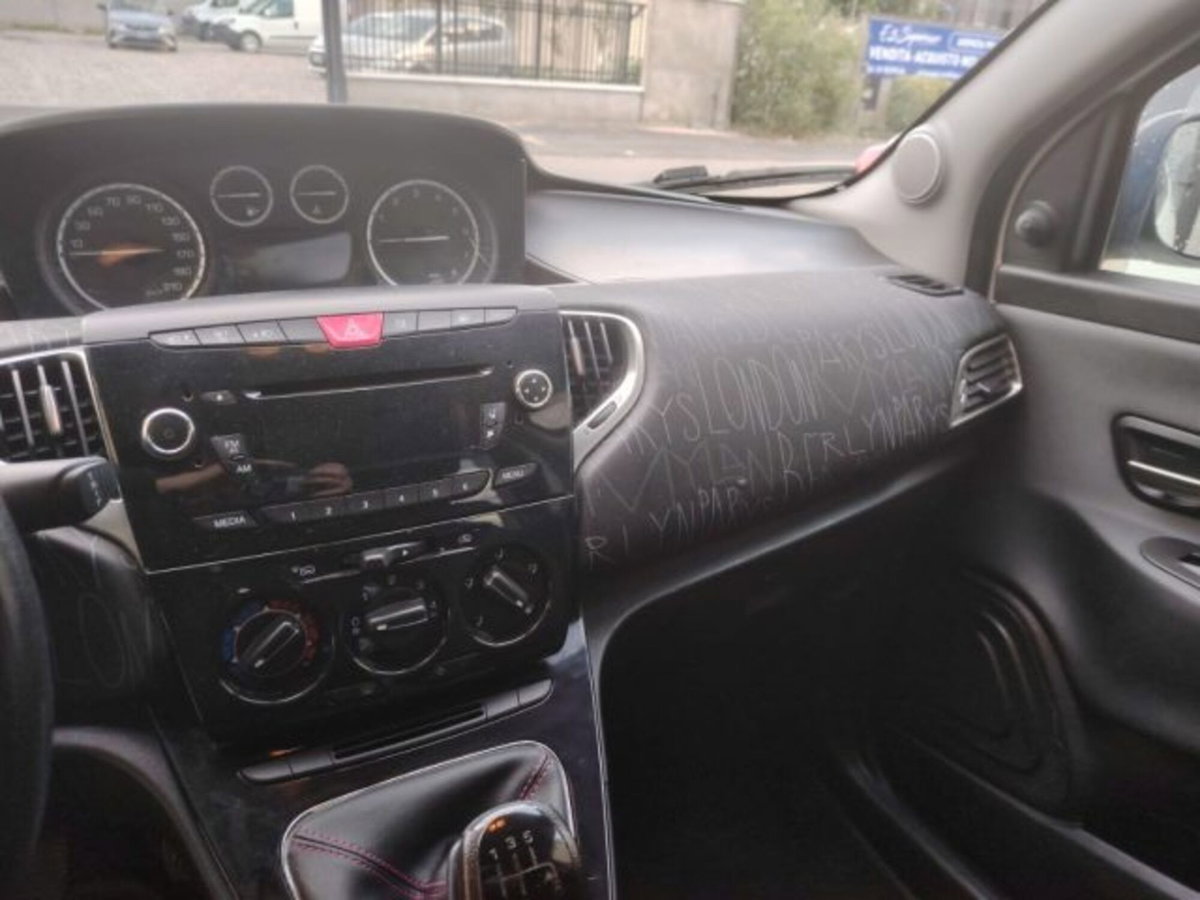 Lancia Ypsilon 1.2 69 CV 5 porte Elefantino (10)