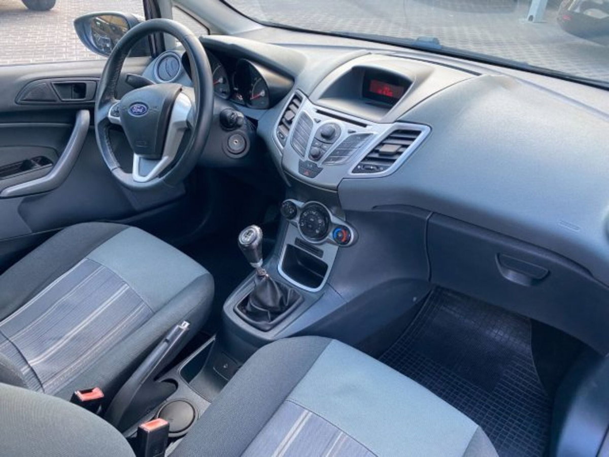 Ford Fiesta 1.4 TDCi 68CV 3 porte Titanium (9)