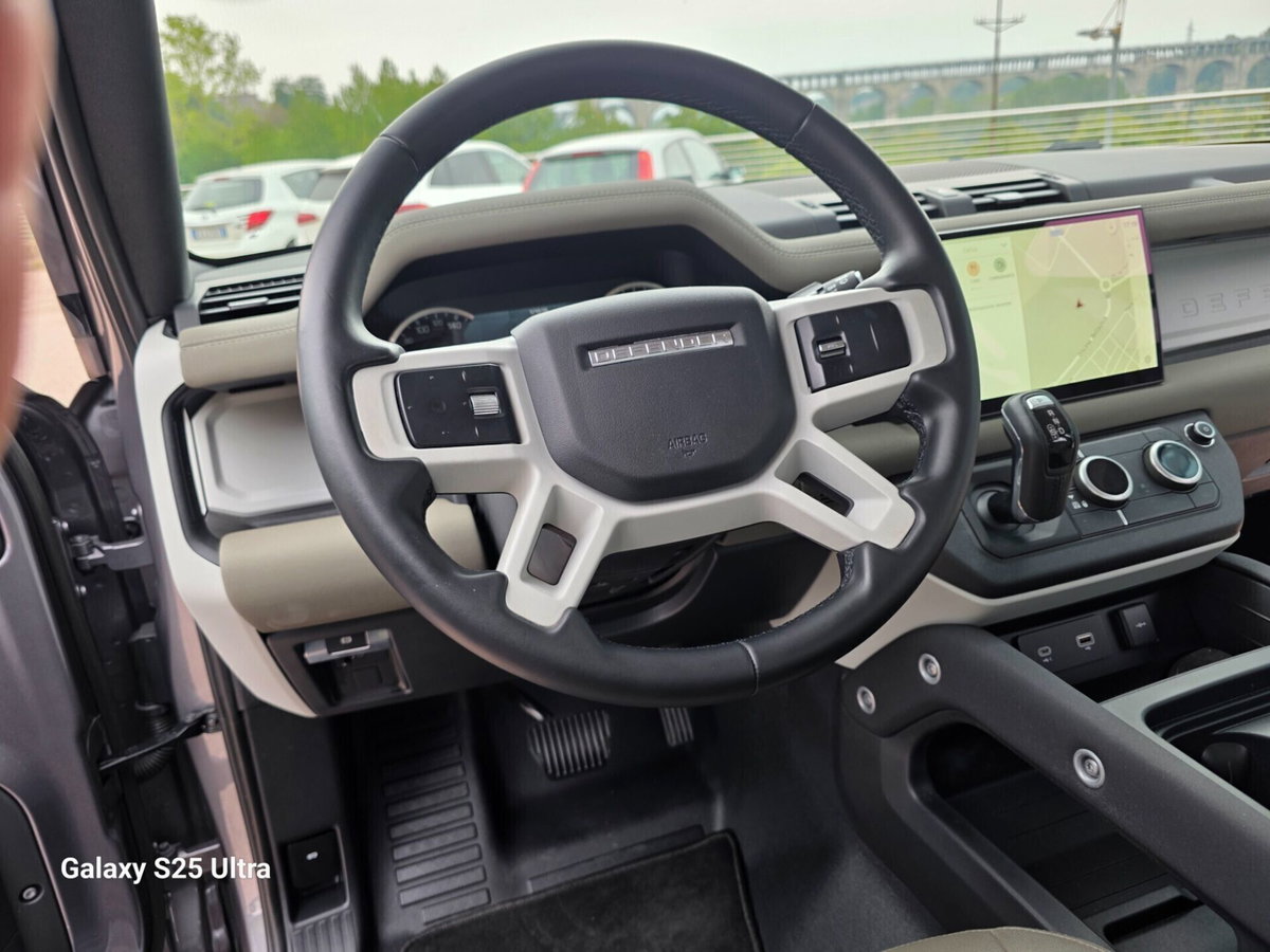 Land Rover Defender 110 3.0D I6 200 CV AWD Auto X-Dynamic HSE (14)