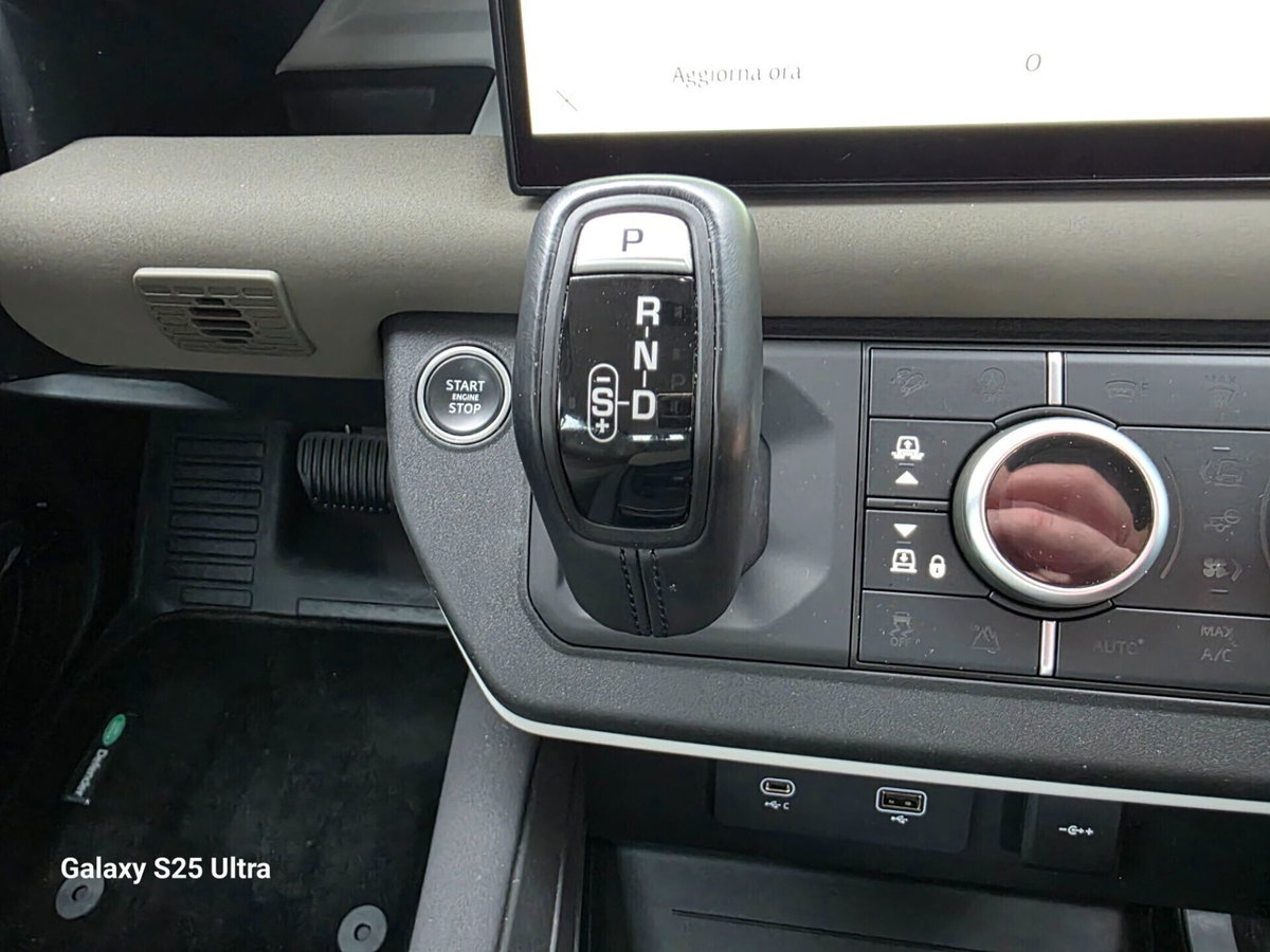 Land Rover Defender 110 3.0D I6 200 CV AWD Auto X-Dynamic HSE (19)