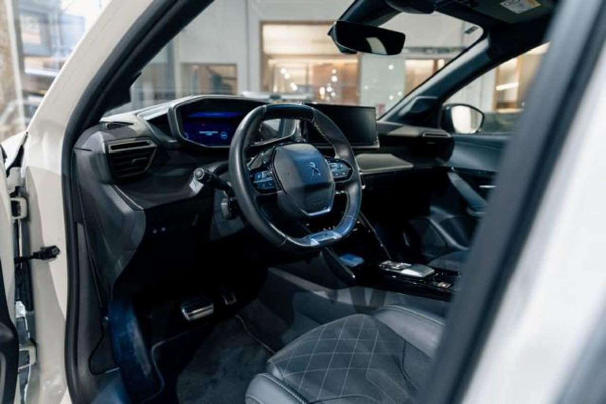 Peugeot 208 motore elettrico 136 CV 5 porte GT (10)