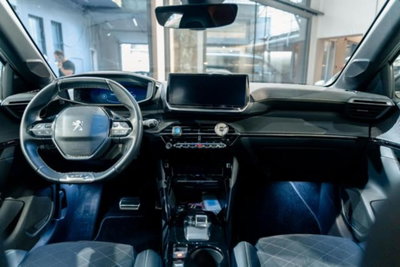 Peugeot 208 motore elettrico 136 CV 5 porte GT (12)