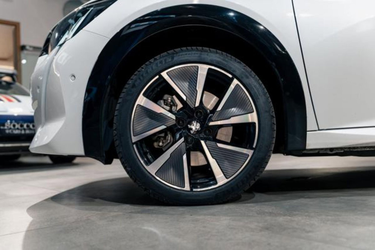 Peugeot 208 motore elettrico 136 CV 5 porte GT (6)