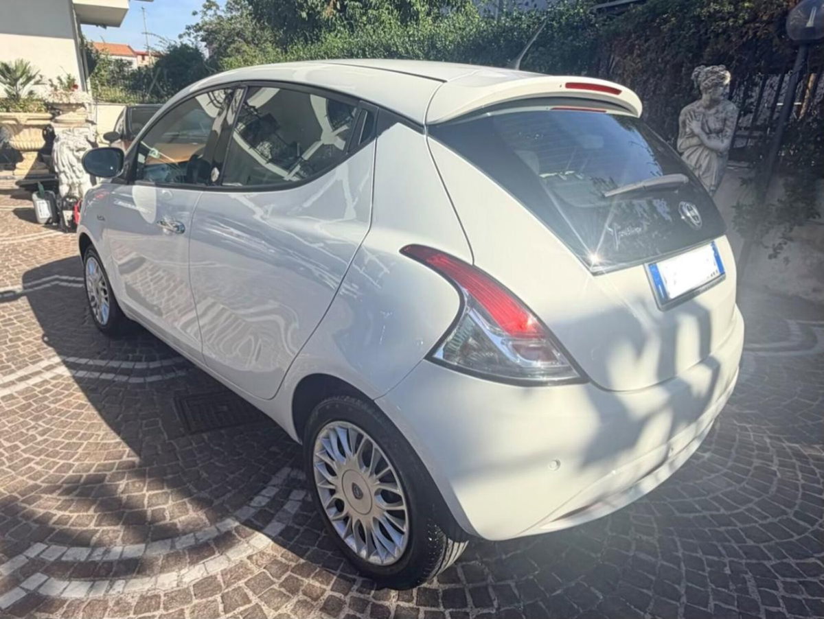 Lancia Ypsilon 1.2 69 CV 5 porte GPL Ecochic Gold (2)