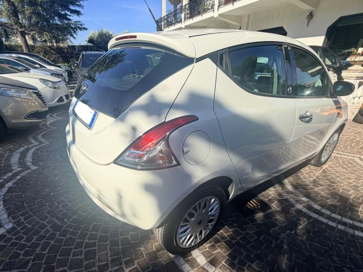 Lancia Ypsilon 1.2 69 CV 5 porte GPL Ecochic Gold (5)