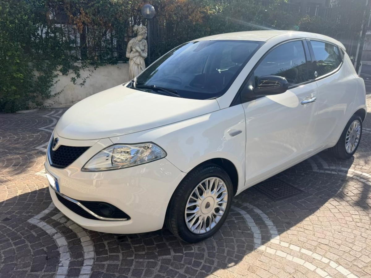 Lancia Ypsilon 1.2 69 CV 5 porte GPL Ecochic Gold (6)