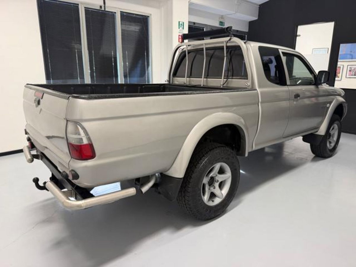 Mitsubishi L200 2.5 TD cat 4WD Club Cab Intense (5)