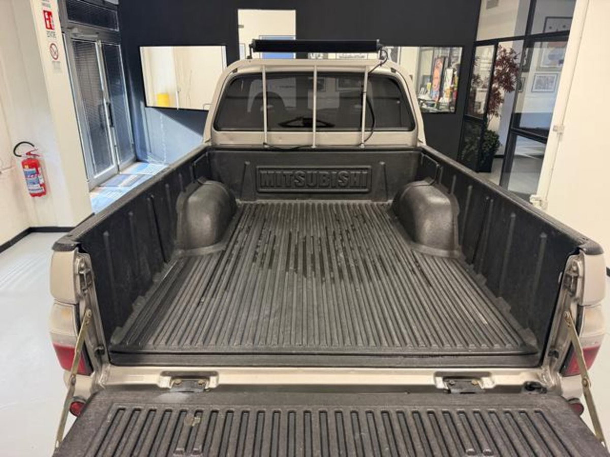 Mitsubishi L200 2.5 TD cat 4WD Club Cab Intense (7)