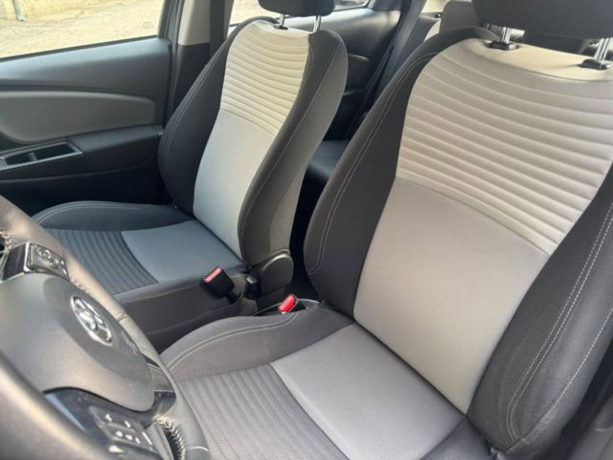 Toyota Yaris 1.0 72 CV 5 porte Active (9)
