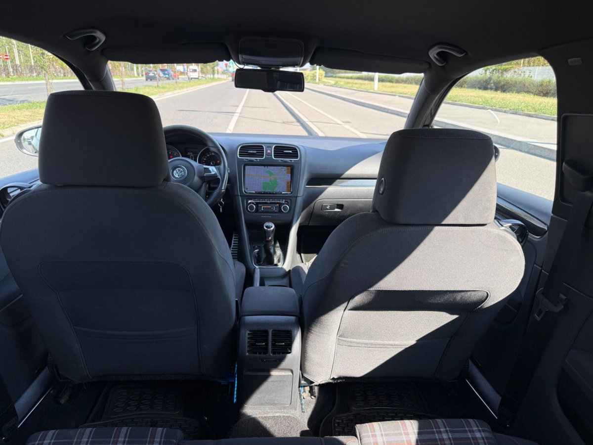 Volkswagen Golf 2.0 TSI 3p. GTI (13)