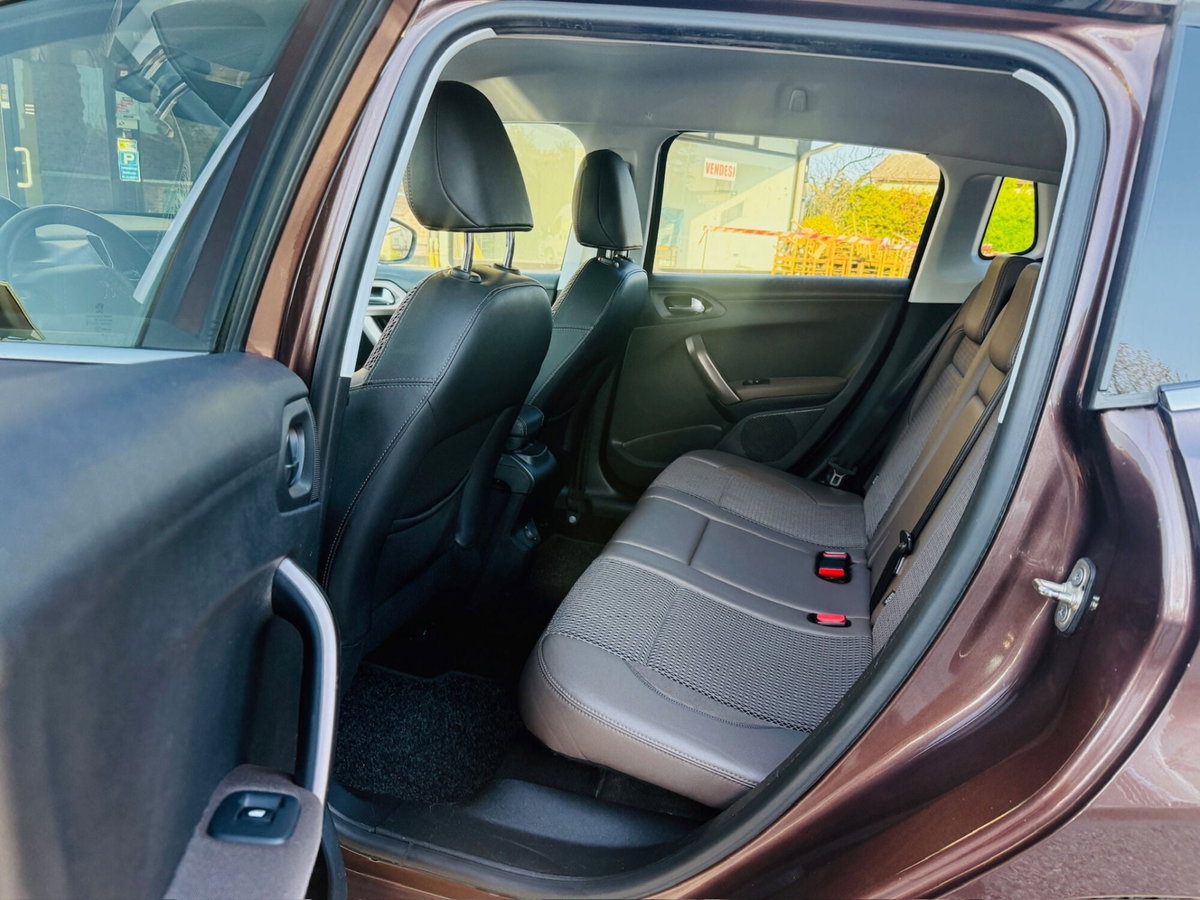Peugeot 2008 e-HDi 115 CV Stop&Start Allure (17)
