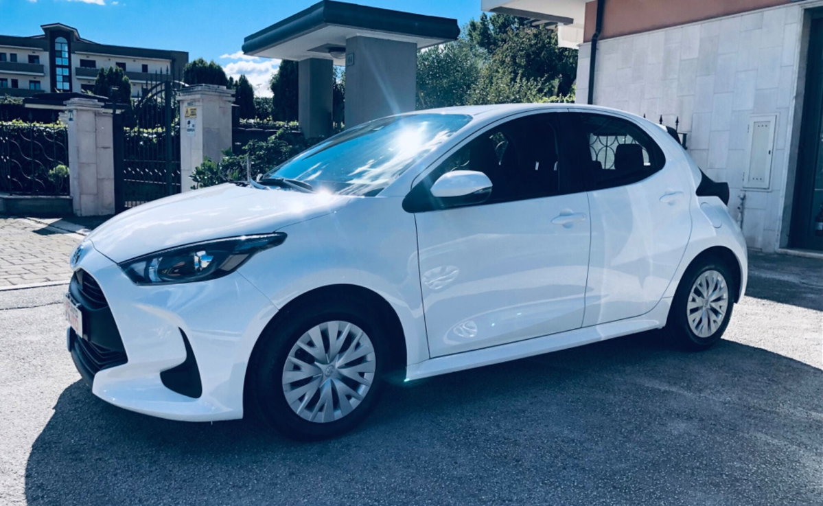Toyota Yaris 1.0 5 porte Active (11)