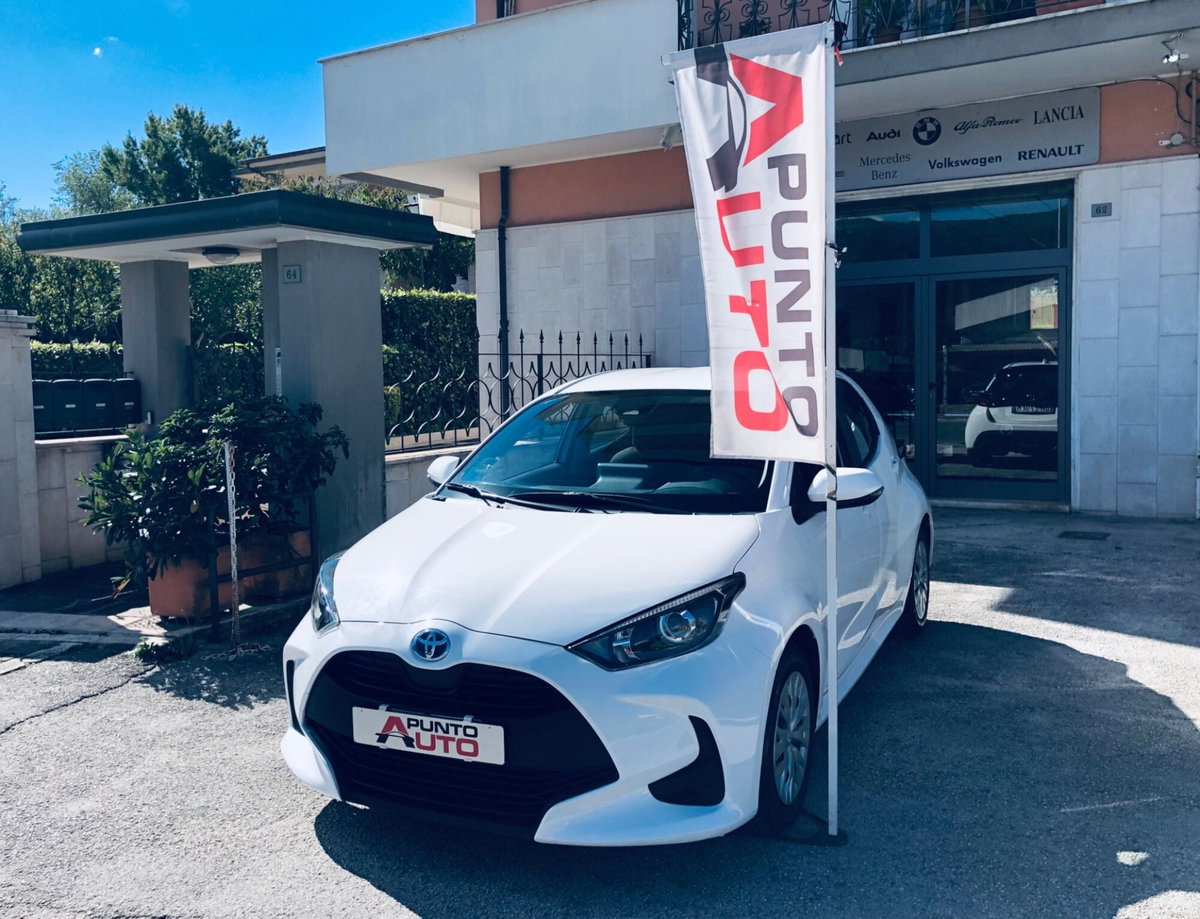 Toyota Yaris 1.0 5 porte Active (2)