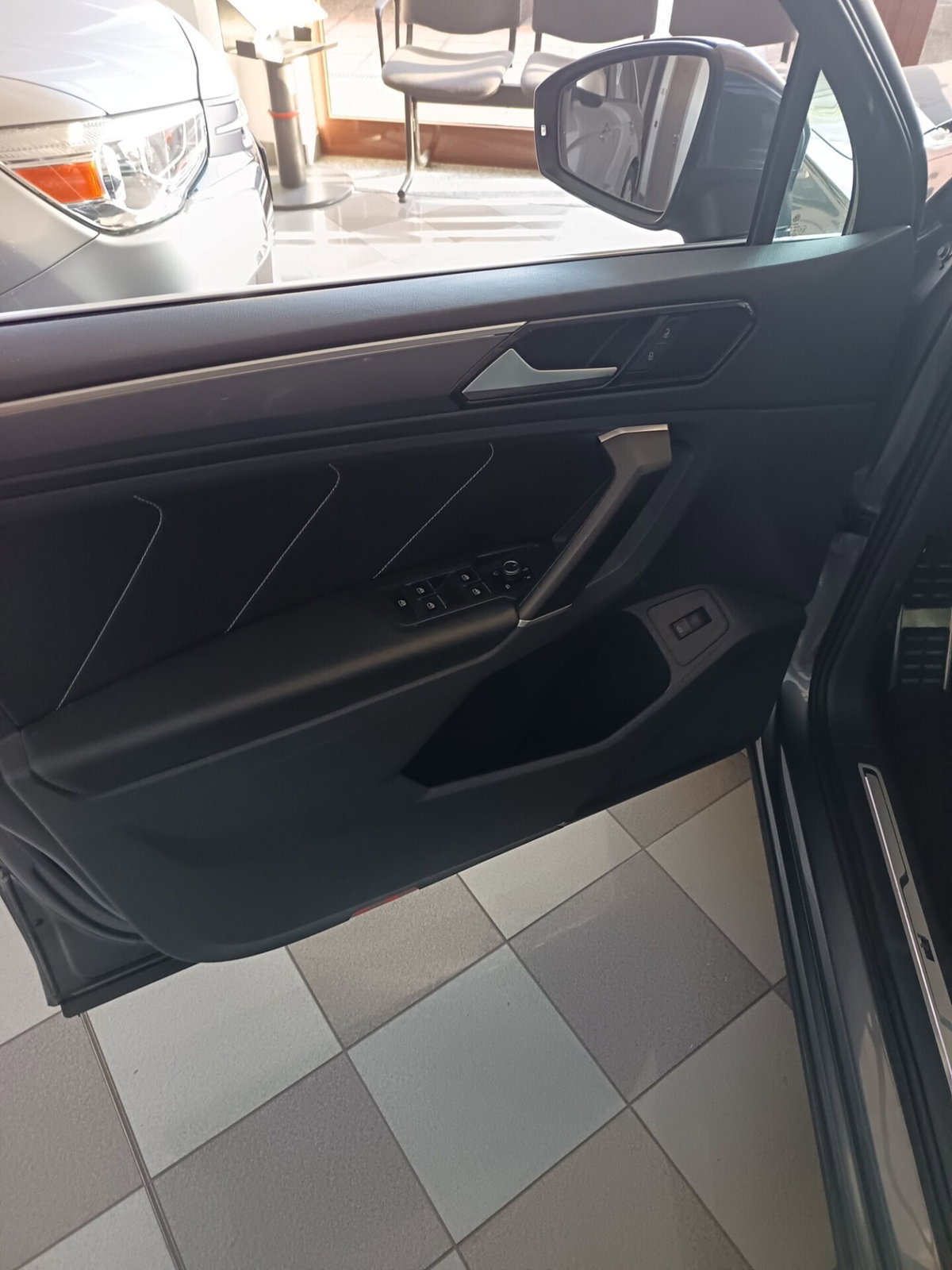 Volkswagen Tiguan 2.0 BiTDI SCR DSG 4MOTION Executive R-Line BMT (7)