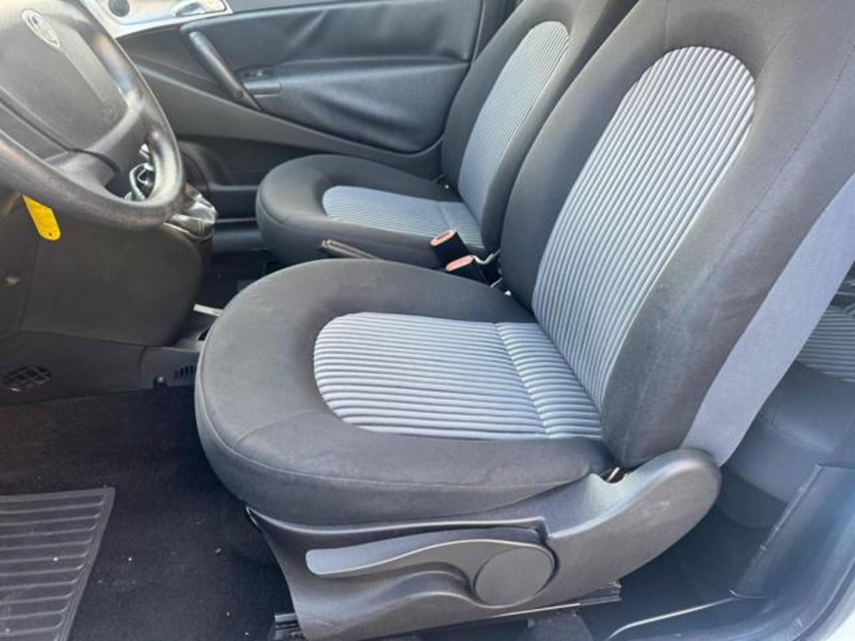 Lancia Ypsilon 1.2 Argento (8)