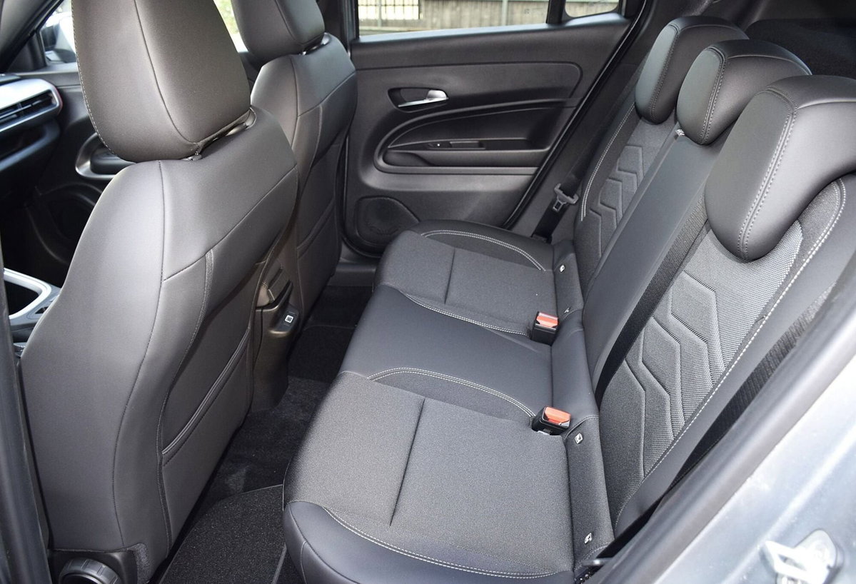 Jeep Avenger 1.2 turbo e-hybrid mhev Summit fwd 110cv edct6 (13)