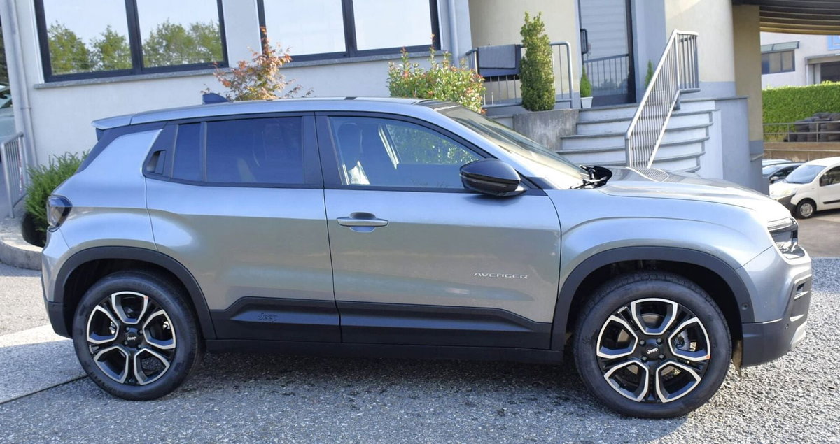 Jeep Avenger 1.2 turbo e-hybrid mhev Summit fwd 110cv edct6 (4)