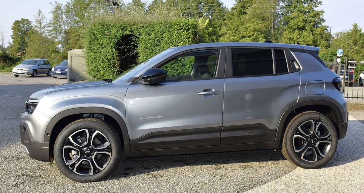 Jeep Avenger 1.2 turbo e-hybrid mhev Summit fwd 110cv edct6 (8)