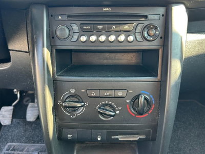 Peugeot 207 HDi 70CV 5p. XS (11)