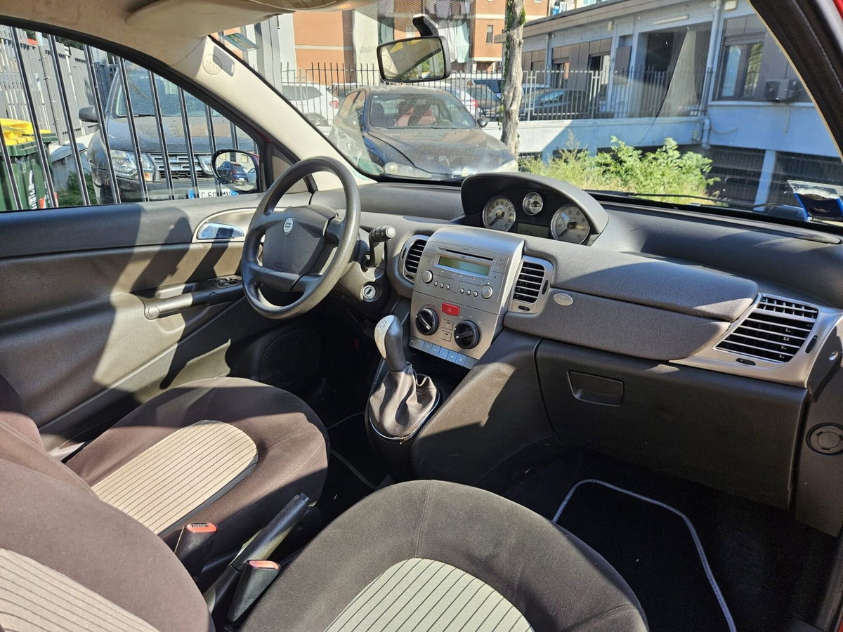 Lancia Ypsilon 1.3 MJT 90 CV Platino (9)