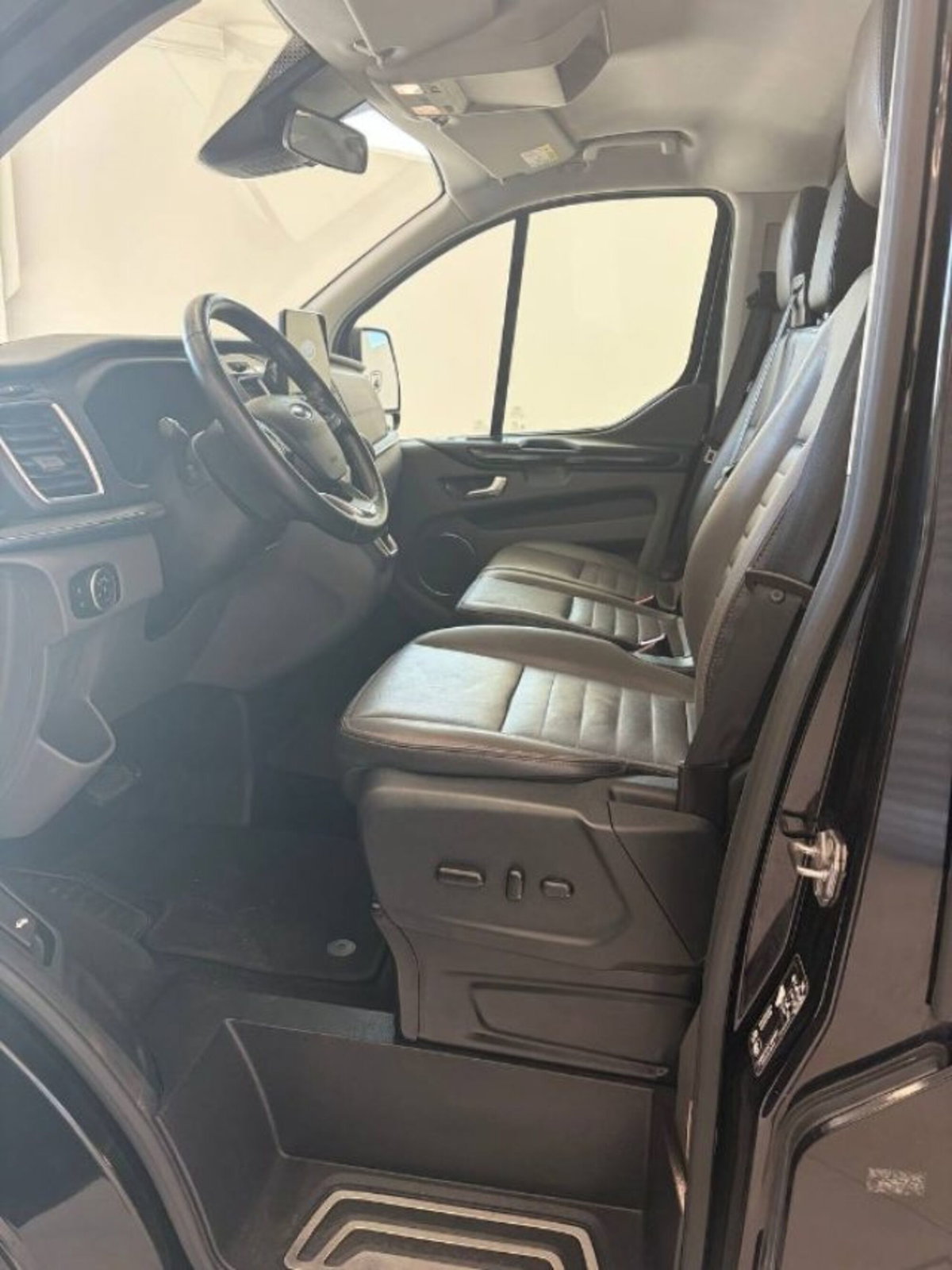 Ford Tourneo Custom 320 2.0 EcoBlue 130CV aut. PL c/sollev. Tit. (10)