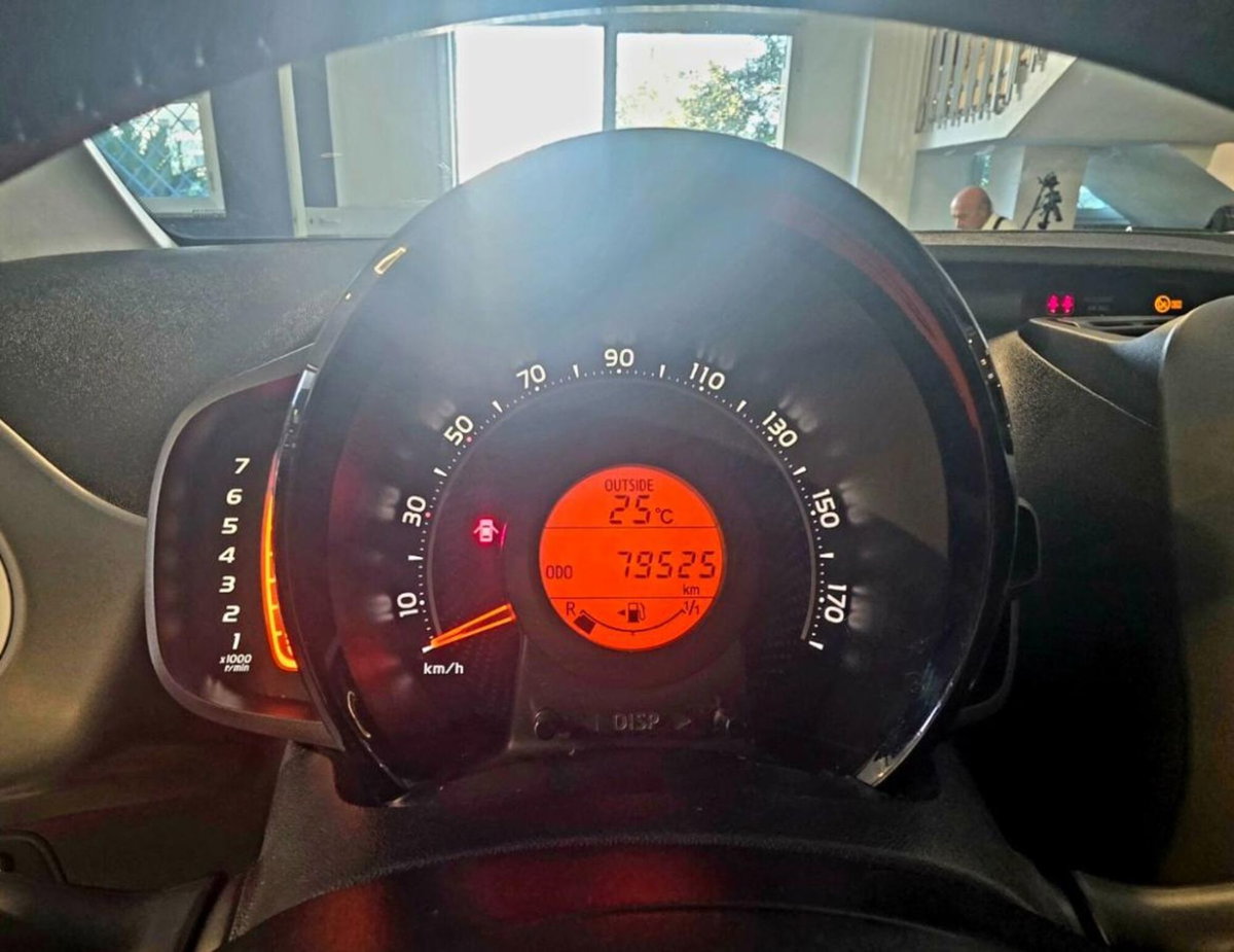 Toyota Aygo 1.0 VVT-i 72 CV 5 porte x-play (12)