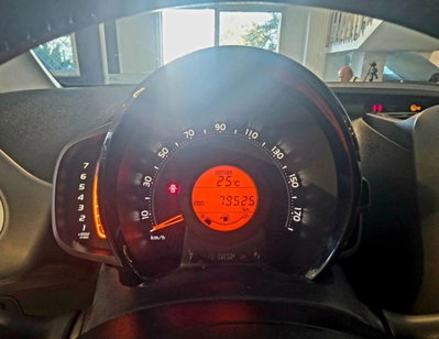 Toyota Aygo 1.0 VVT-i 72 CV 5 porte x-play (12)