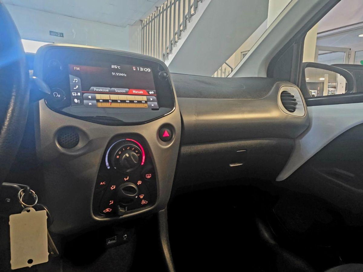 Toyota Aygo 1.0 VVT-i 72 CV 5 porte x-play (14)
